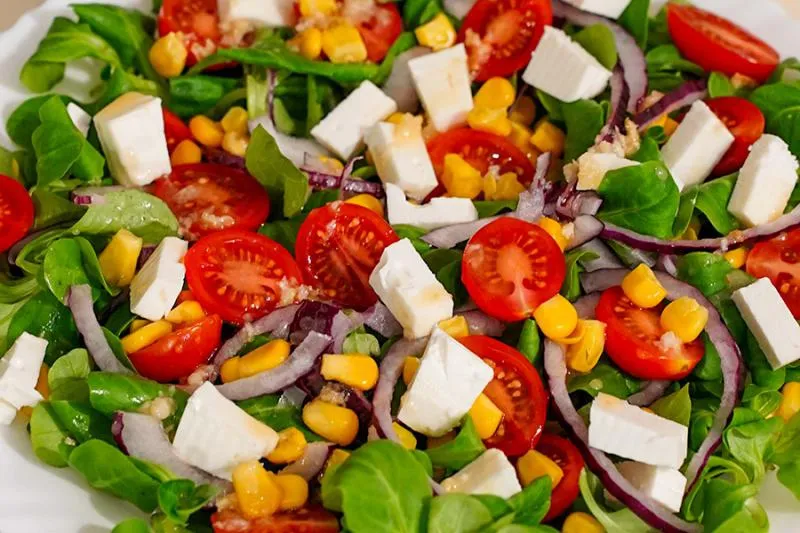 Lekka sałatka do grilla z rukolą: przepis i porady [5 minut]