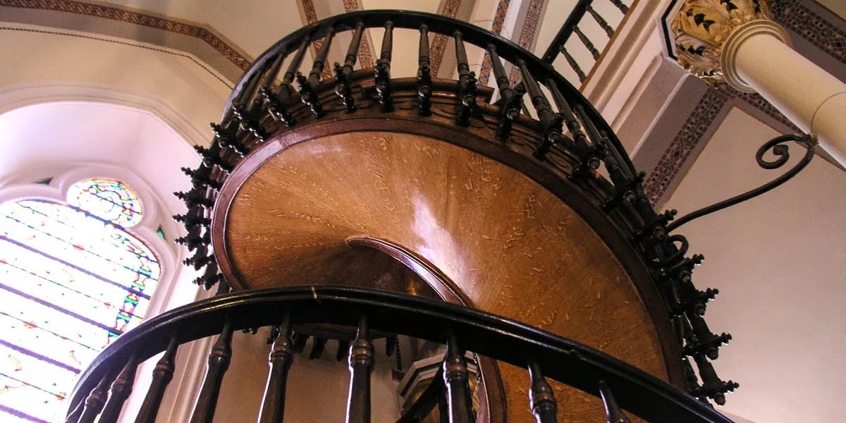 Schody jak w Casino de Paris – odkryj ich wyjątkowy styl i historię