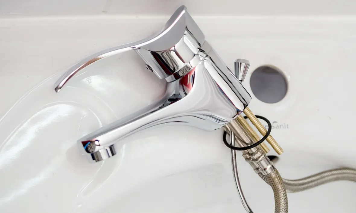 Jak wymienić wylewkę w kranie bez zbędnych problemów i kosztów Jak wymienić wylewkę w kranie bez zbędnych problemów i kosztów