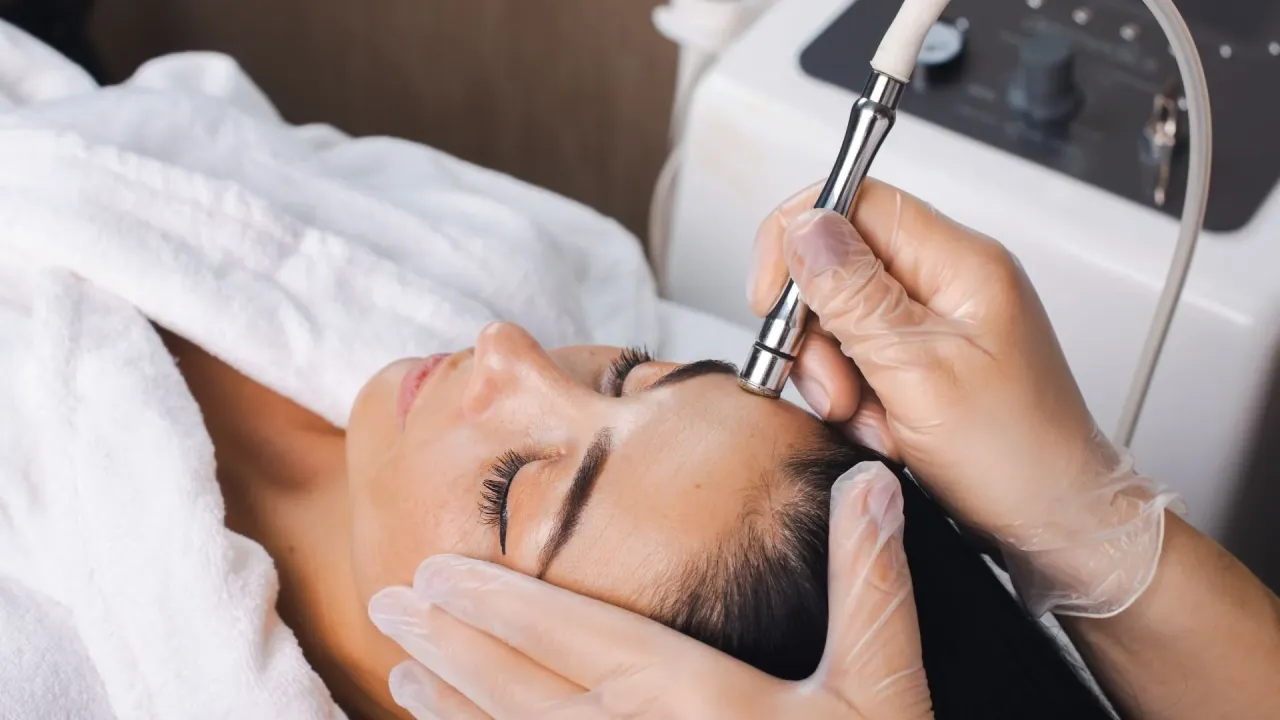 Ile trwa mikrodermabrazja? Sprawdź, co musisz wiedzieć przed zabiegiem