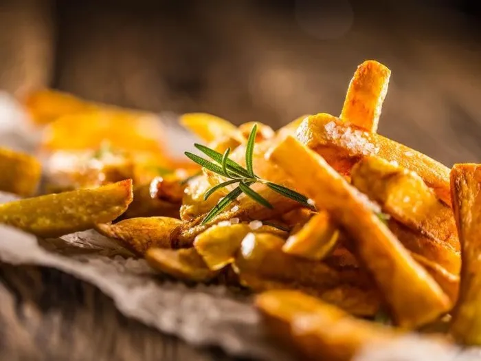 Jak zrobić frytki w piekarniku, które będą chrupiące i zdrowe