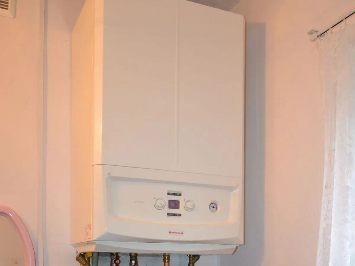 Kotły CO gazowe dwufunkcyjne: zalety zamkniętej komory spalania Kotły CO gazowe dwufunkcyjne: zalety zamkniętej komory spalania