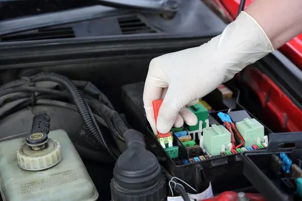 Jak wygląda przepalony bezpiecznik w aucie? Oto objawy i porady Jak wygląda przepalony bezpiecznik w aucie? Oto objawy i porady