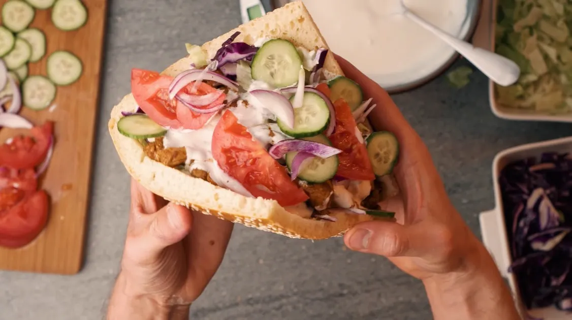 Ile kalorii ma kebab w bułce? Zaskakujące różnice w kaloryczności