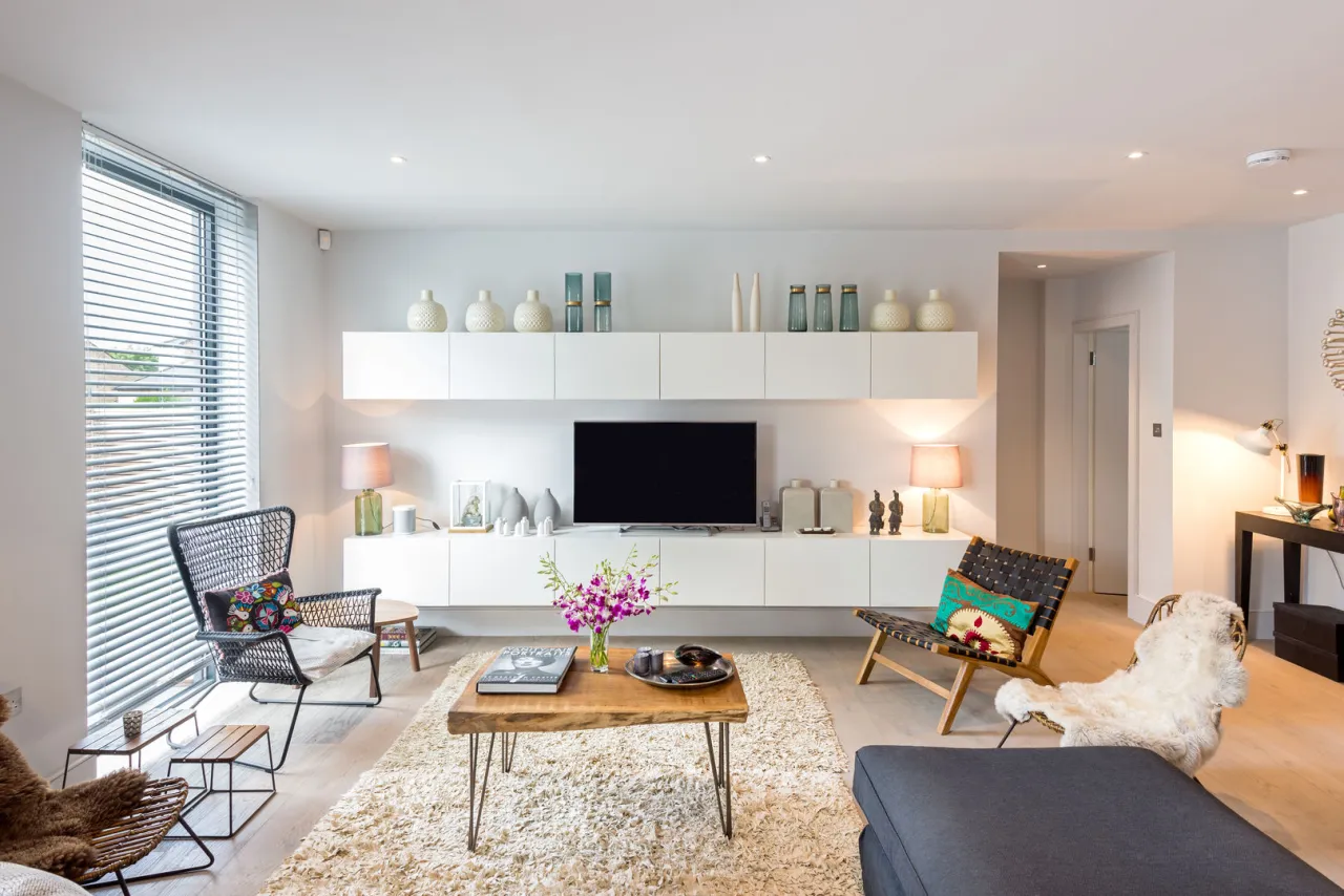 Jak odnowić salon za małe pieniądze: tanie triki i inspiracje na przemiany Jak odnowić salon za małe pieniądze: tanie triki i inspiracje na przemiany