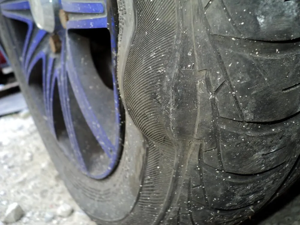 Guz na oponie – dlaczego nie powinieneś jeździć z uszkodzeniem?