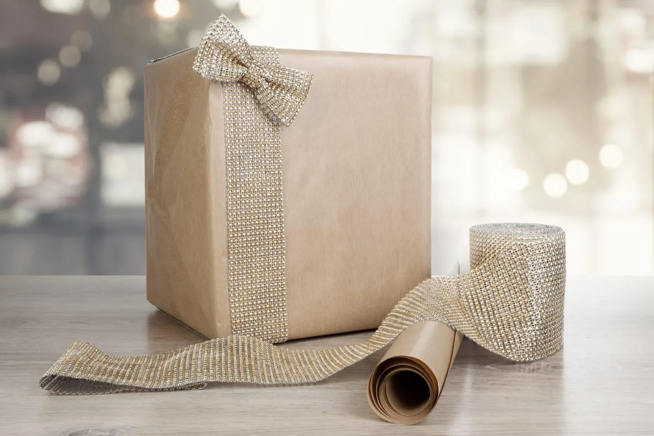 Jak skutecznie zapakować duży prezent - sprawdzone sposoby i materiały