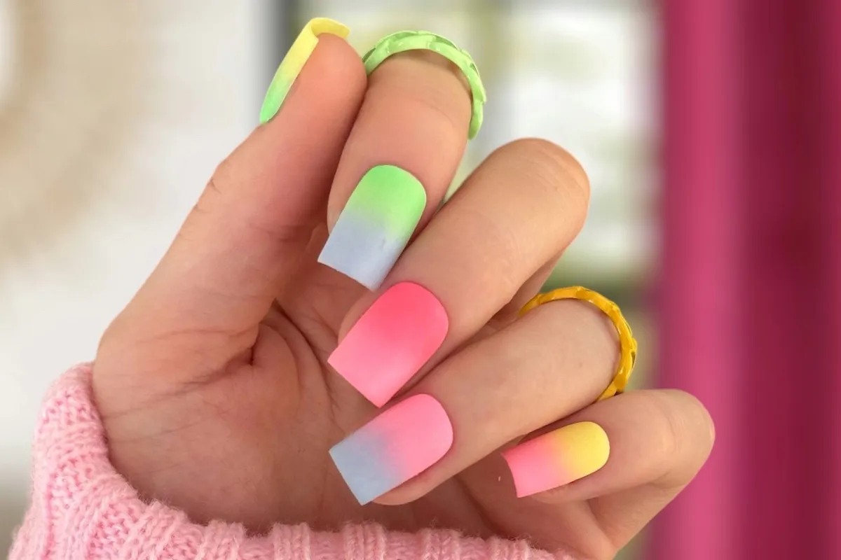 Ombre czy jeszcze modne? Najnowsze kolory i trendy w stylizacji paznokci