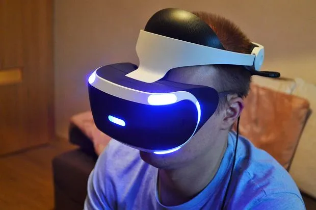 Jak oglądać filmy VR na PS5: Niezbędny sprzęt i aplikacje, które musisz znać