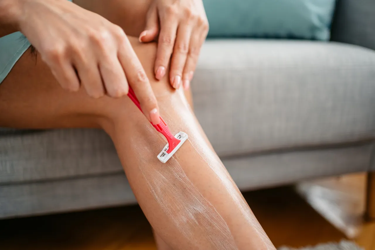 Skuteczne sposoby na truskawkowe nogi: poznaj przyczyny i leczenie