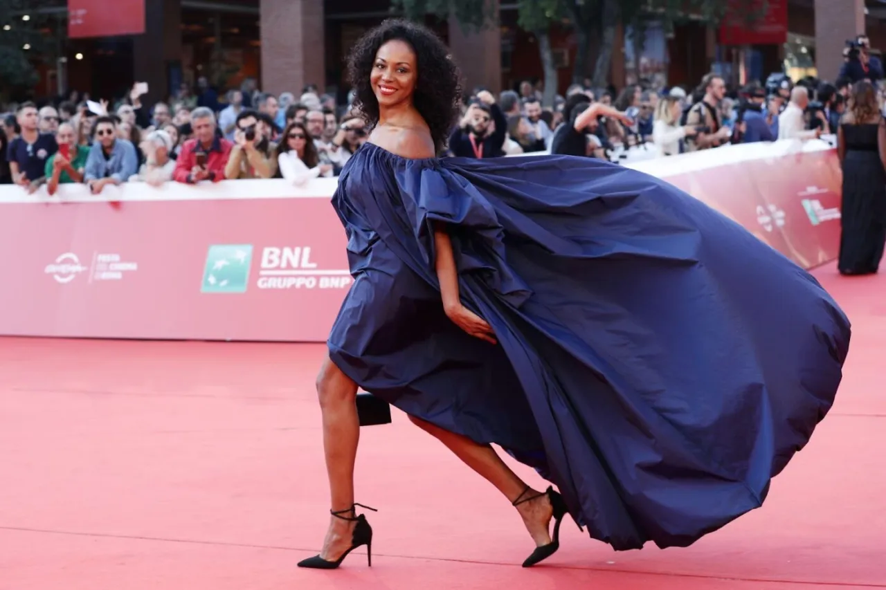 Jakie buty do grafitowej sukienki - idealne wybory na każdą okazję