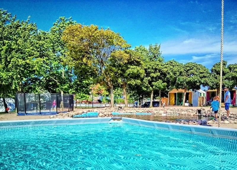 Gdzie na urlop z małym dzieckiem? Odkryj idealne miejsca na rodzinne wakacje