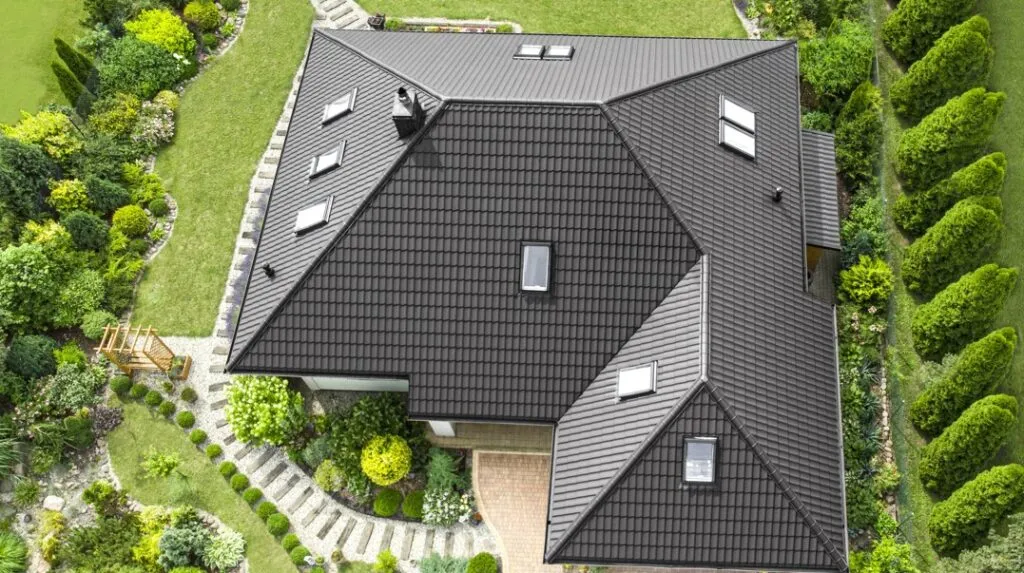 Dach naczółkowy: poznaj jego zalety, wady i zastosowanie w architekturze