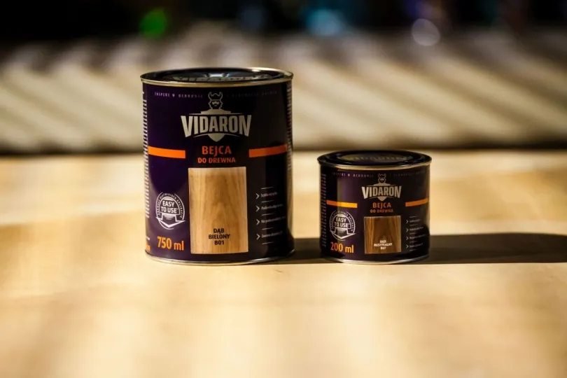 Czym malować drewno, aby pięknie podkreślić słoje?