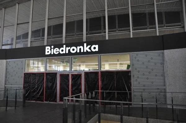 Czy Biedronka na Dworcu Centralnym jest otwarta? Sprawdź godziny!
