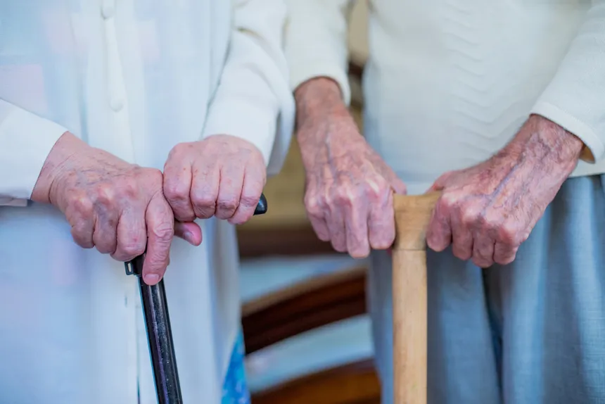 W jakim kraju ludzie żyją najdłużej? Odkryj zaskakujące fakty!