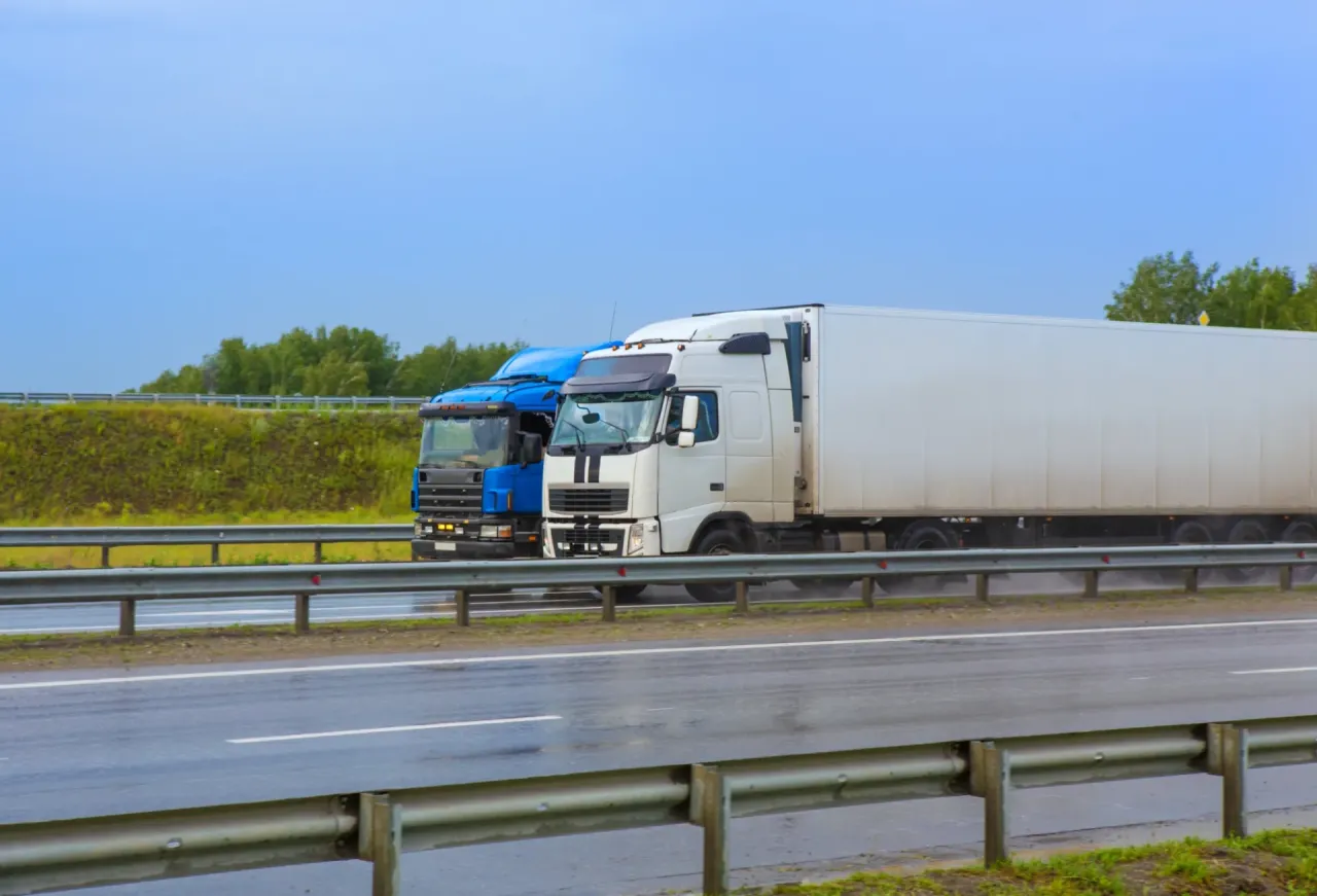 Ciężarówki na autostradzie: zakaz wyprzedzania od 1.07.2023. Co musisz wiedzieć?