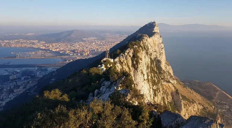 Gdzie leży Gibraltar? Odkryj jego niezwykłą lokalizację i znaczenie
