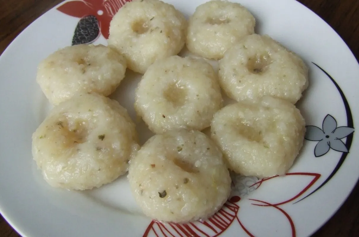 Jak zrobić kluski z tartych ziemniaków i gotowanych – proste przepisy i porady