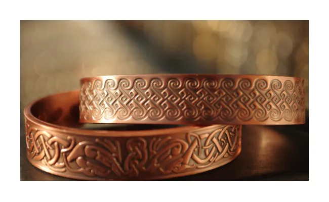 Miedziana bransoletka co leczy: odkryj jej niesamowite właściwości zdrowotne