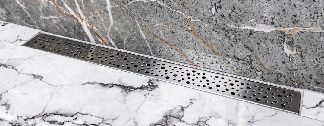 Jak zrobić odpływ liniowy w bloku - uniknij kosztownych błędów