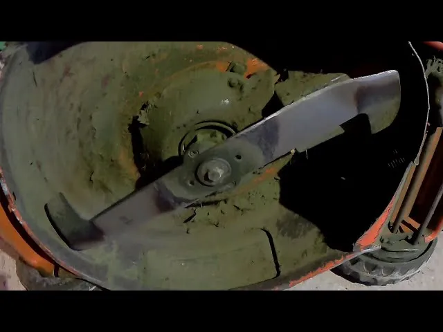 Jak odkręcić zapieczony nóż w kosiarce - proste sposoby na sukces