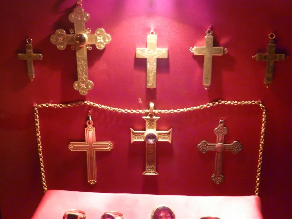 Dlaczego biskupi noszą ozdobny krzyż zwany pektorałem? Historia Dlaczego biskupi noszą ozdobny krzyż zwany pektorałem? Historia