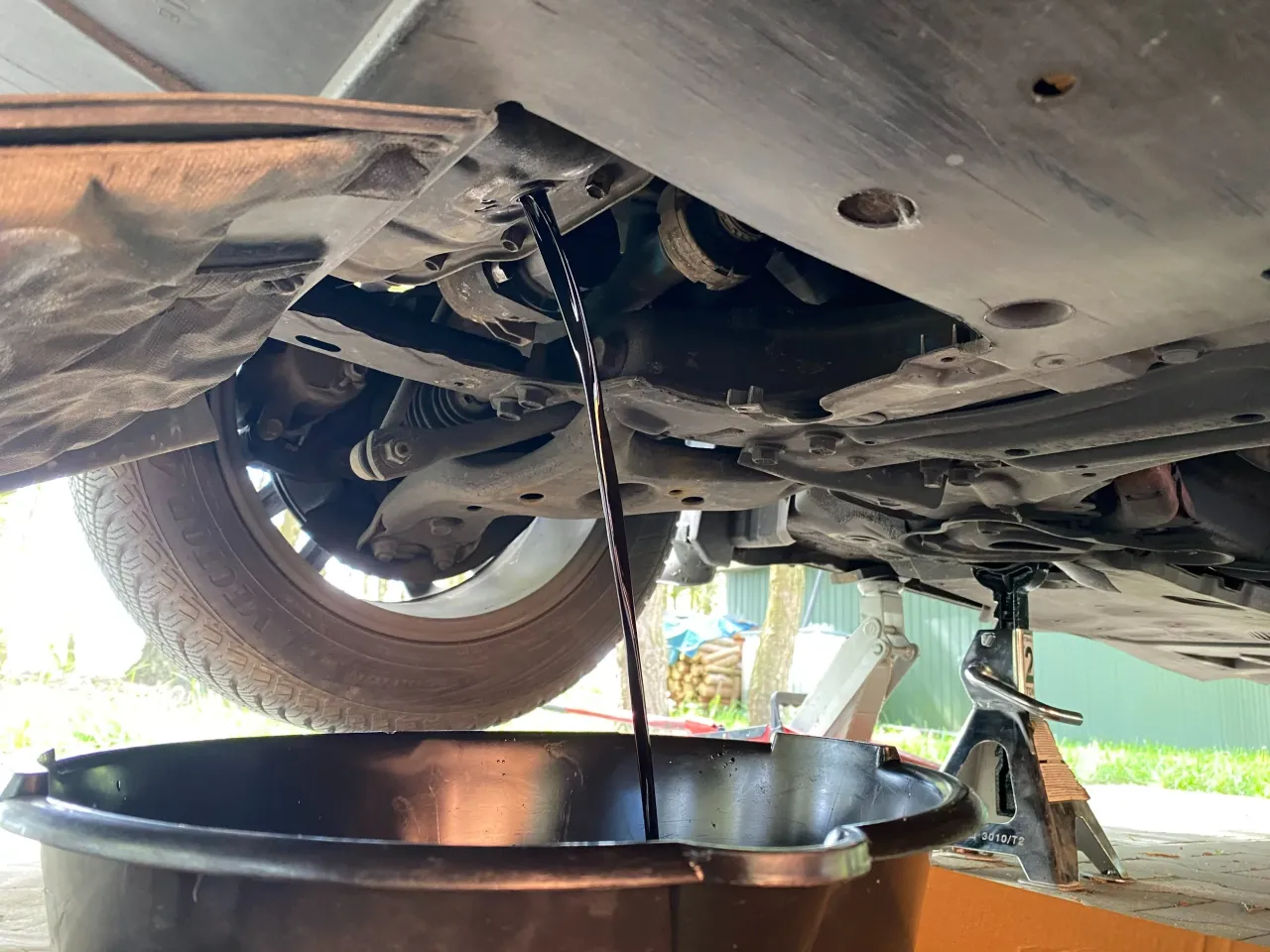 Wymiana oleju w warsztacie: Ile trwa i czy warto robić to samemu?