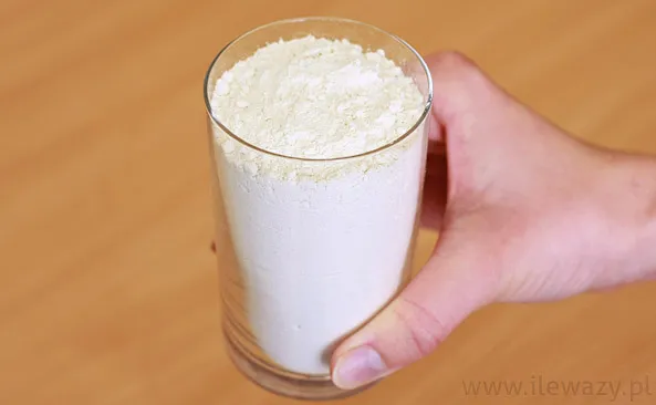 Ile waży szklanka mąki? Przelicznik gramy na szklanki i porady