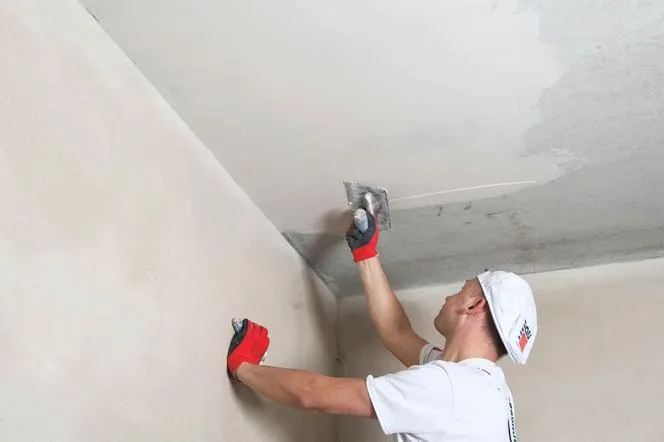 Jak tynkować stare ściany, aby uniknąć pęknięć i problemów