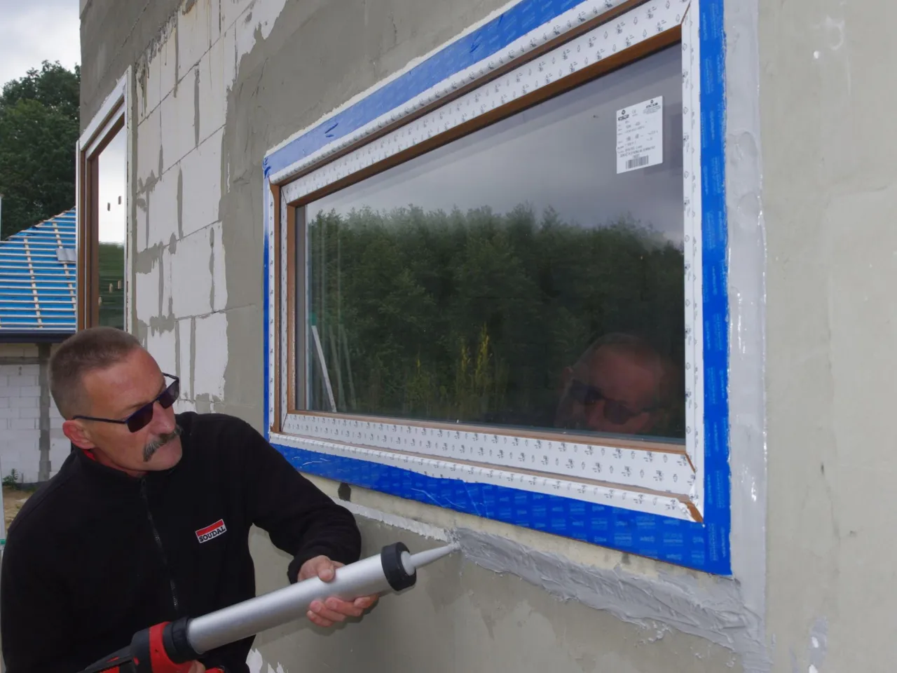 Jak zabezpieczyć piankę przy oknach? Skuteczny poradnik krok po kroku