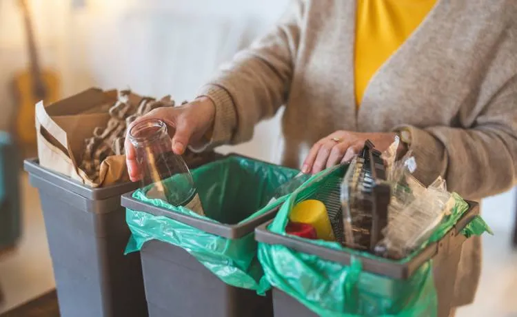 Segregacja opakowań po jogurcie: gdzie wyrzucić i czy myć?