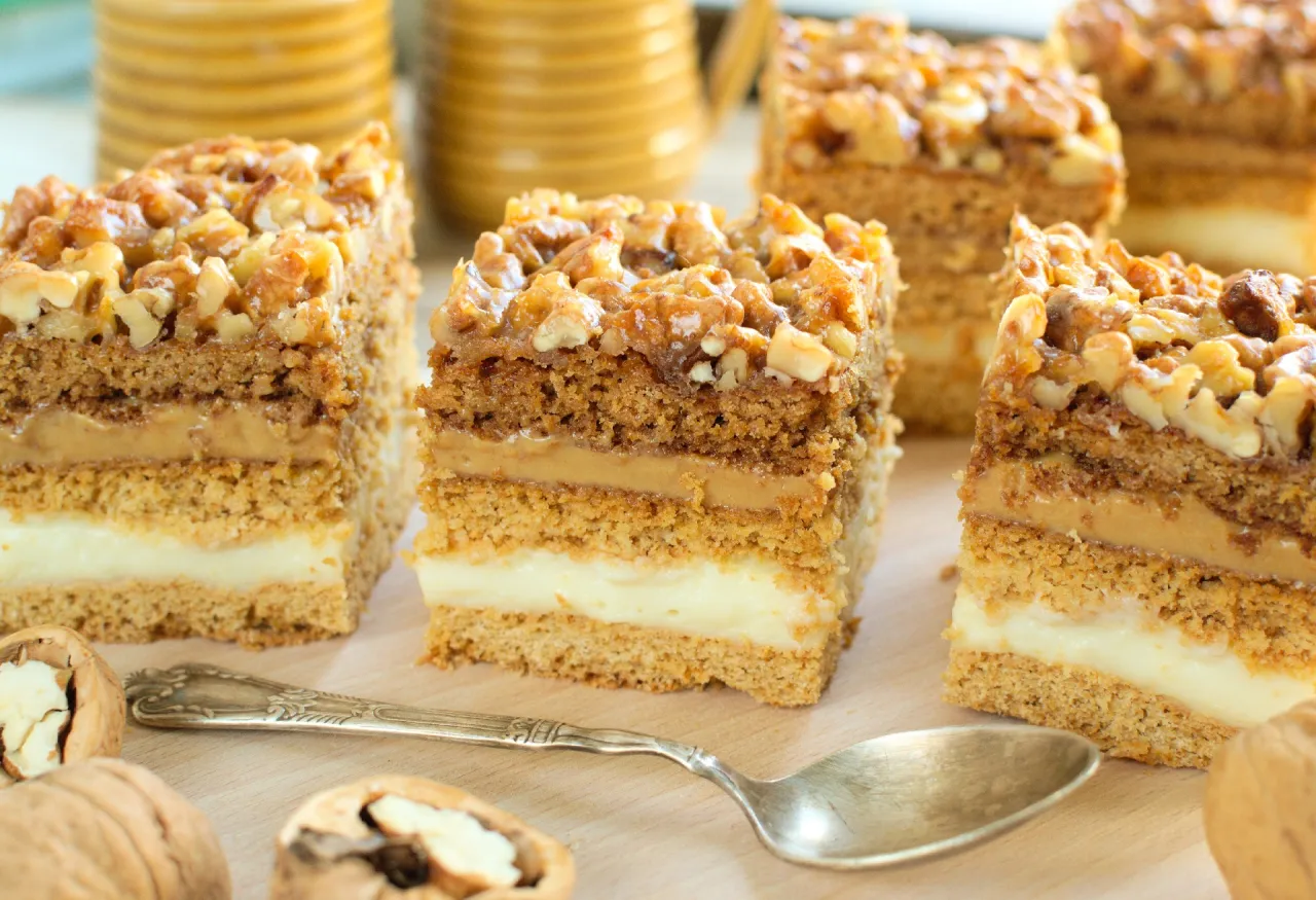 Przepis na ciasto Snickers z masą budyniową, które zachwyci każdego