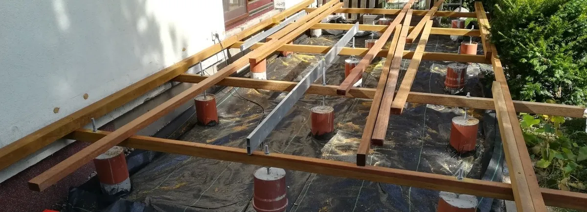 Budowa tarasu: Jakie odstępy między legarami zapewnią trwałość?