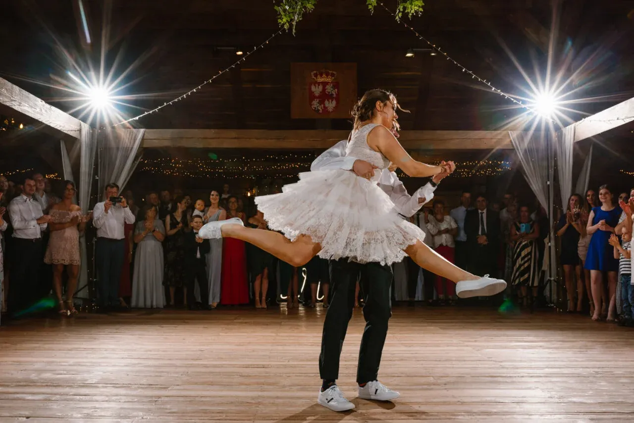 100 piosenek na dyskotekę i imprezę: pełna lista hitów tanecznych