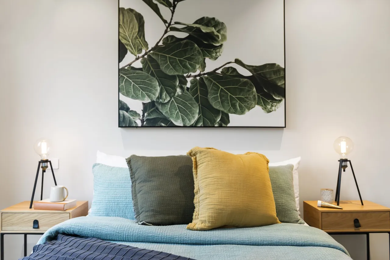 Co zamiast szafki nocnej? 30+ stylowych i praktycznych inspiracji