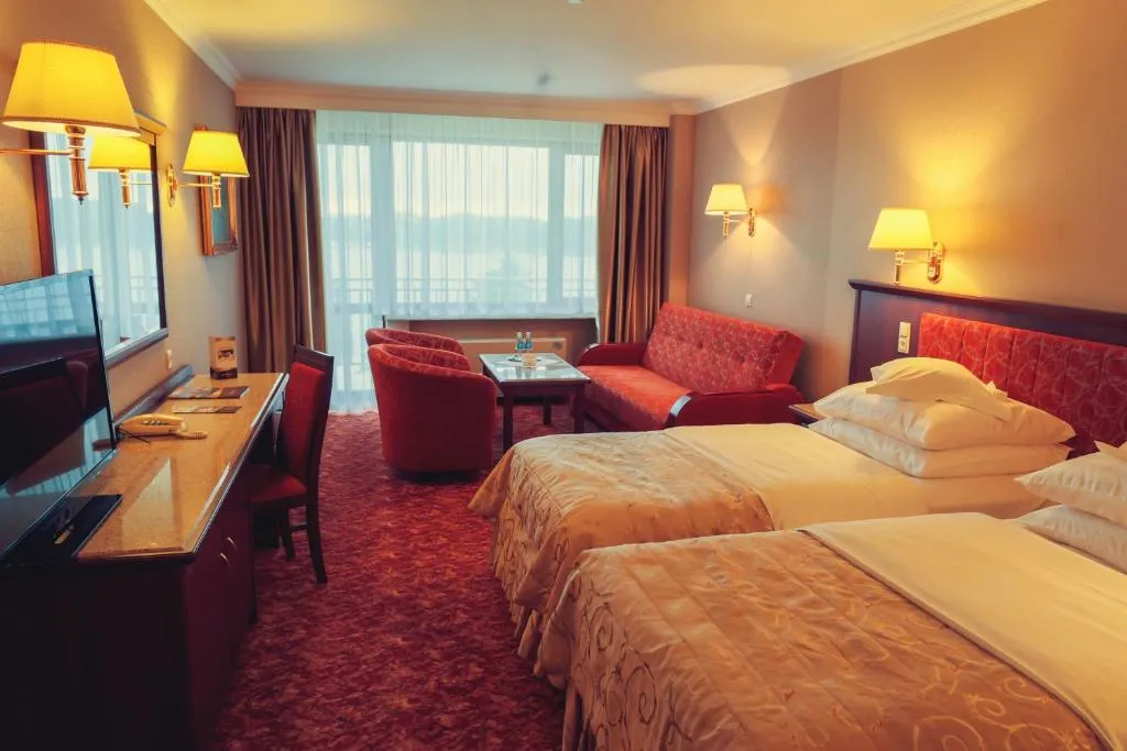 Ile pokoi oferuje hotel Gołębiewski w Mikołajkach? Sprawdź szczegóły