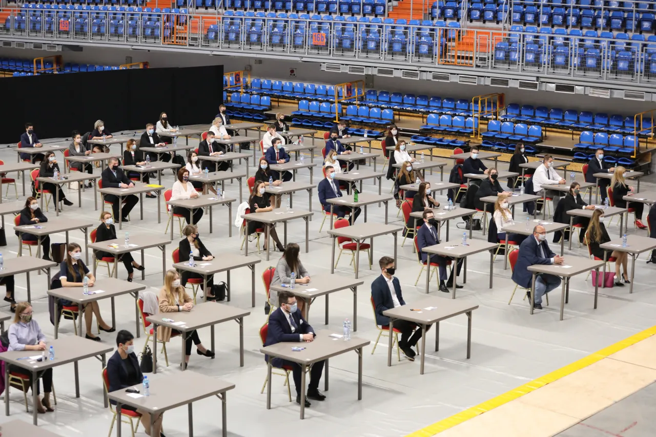 Jak wygląda egzamin na aplikację radcowską? Kluczowe informacje i porady