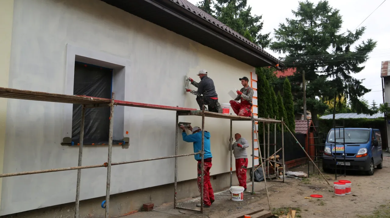 Jaki tynk na elewację silikatowy czy silikonowy - co wybrać?