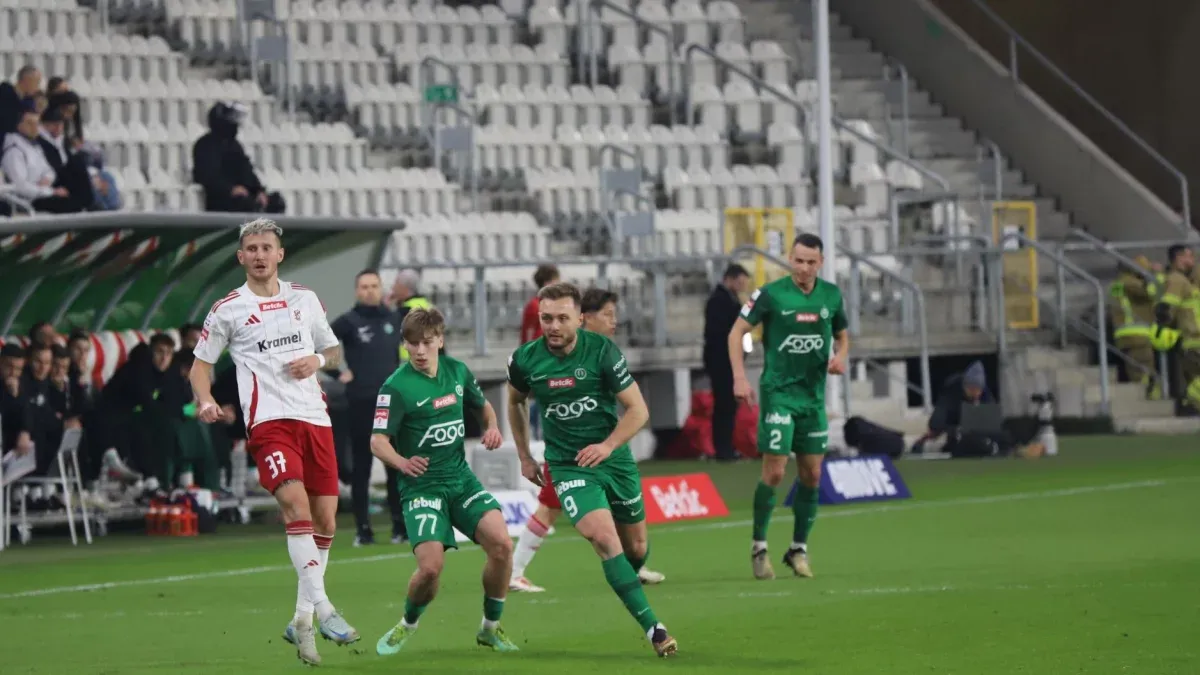 Zarobki piłkarzy Warty Poznań: prawda o ich wynagrodzeniach i problemach