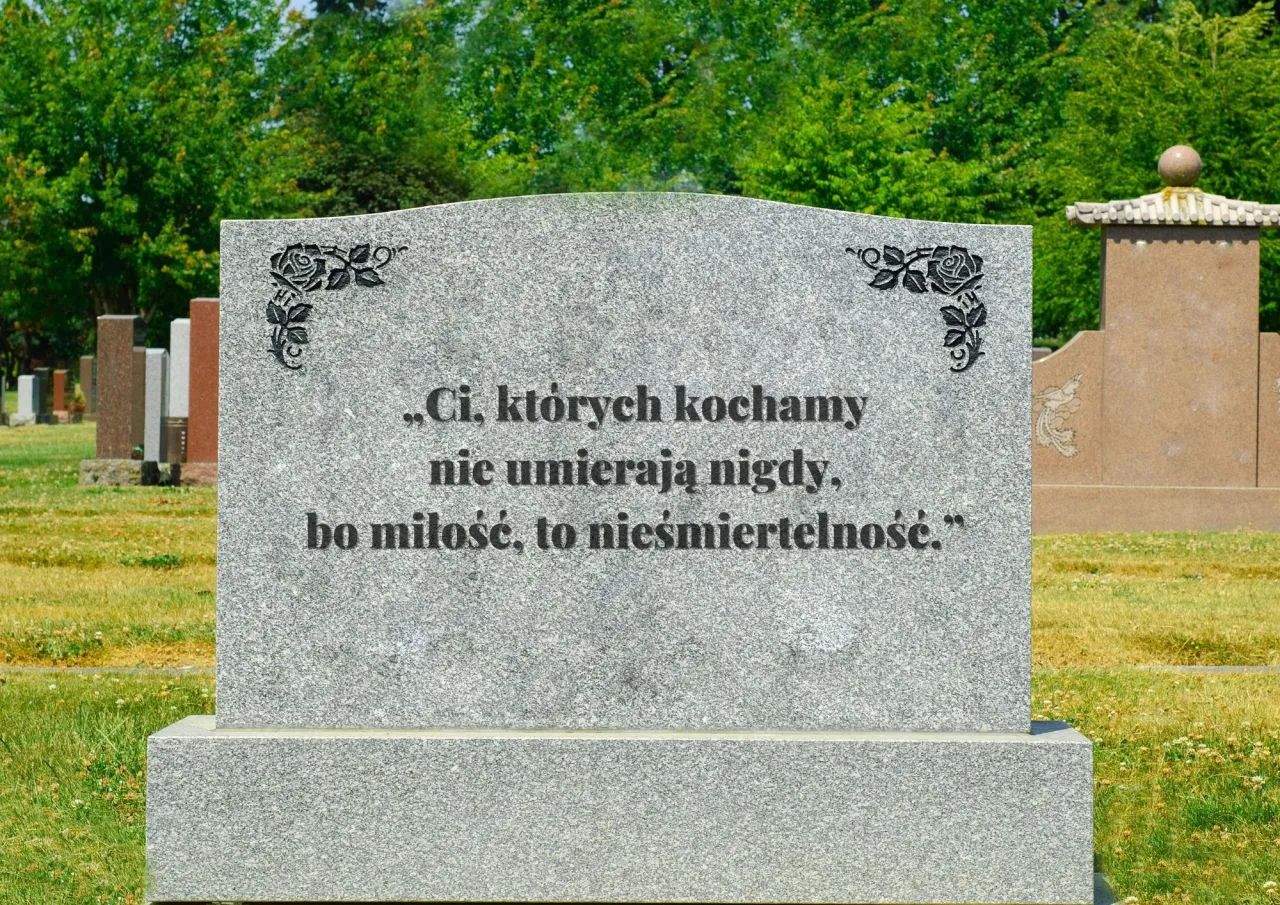 Cytaty na pomnik: Znajdź godne słowa pożegnania