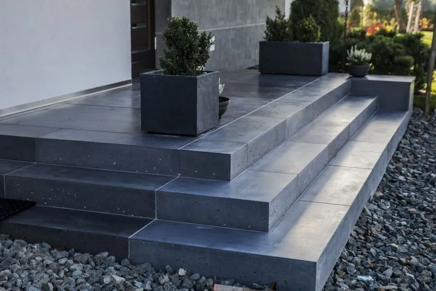 Mocny beton na schody zewnętrzne: uniknij zniszczeń i mrozów