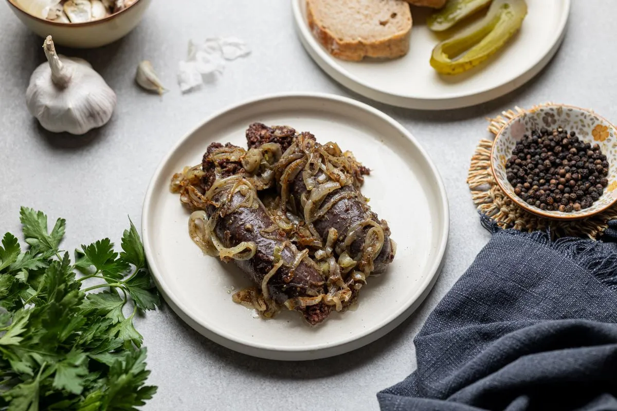 Czym przyprawić kaszankę, aby zaskoczyć smakiem i aromatem?