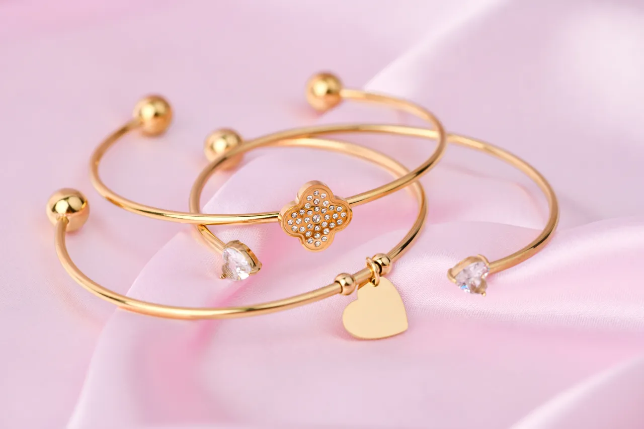 Jaka biżuteria do koronkowej sukni ślubnej, aby wyglądać olśniewająco?