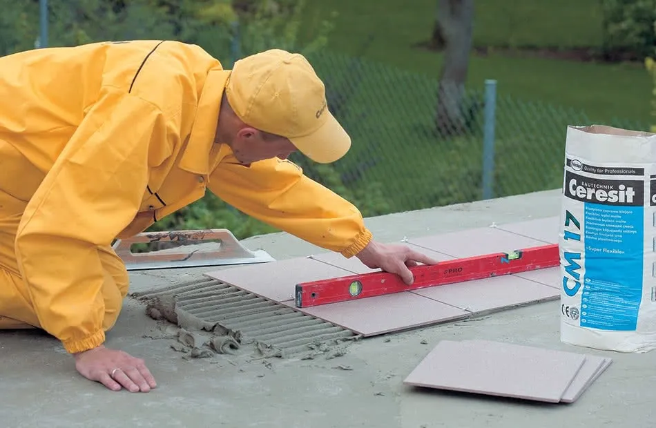 Jak skutecznie przykleić odpadające płytki na tarasie i uniknąć problemów