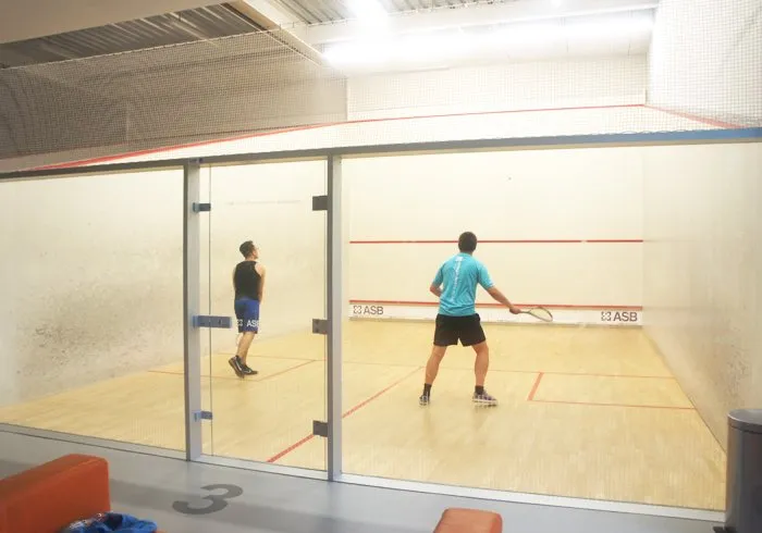 Squash Warszawa z MultiSport: Kluby, dopłaty i jak grać taniej