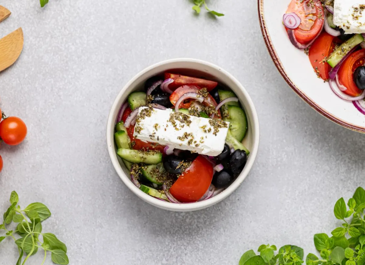 Sałatka grecka z czym podawać – idealne połączenia i modyfikacje