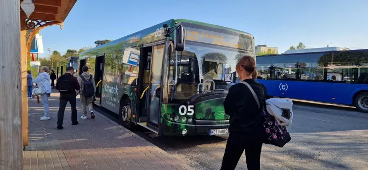 Gdzie w Serocku zatrzymuje się autobus z Warszawy – ważne informacje