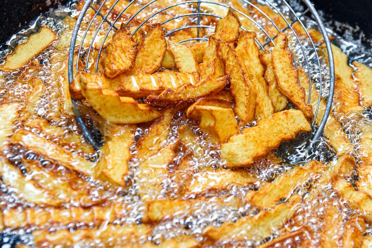 Ile razy można smażyć frytki na tym samym oleju? Sprawdź!