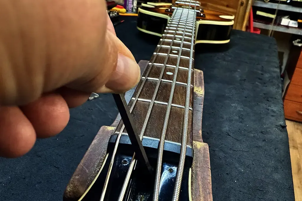 Jak wyregulować gryf w gitarze elektrycznej, aby uniknąć brzęczenia strun